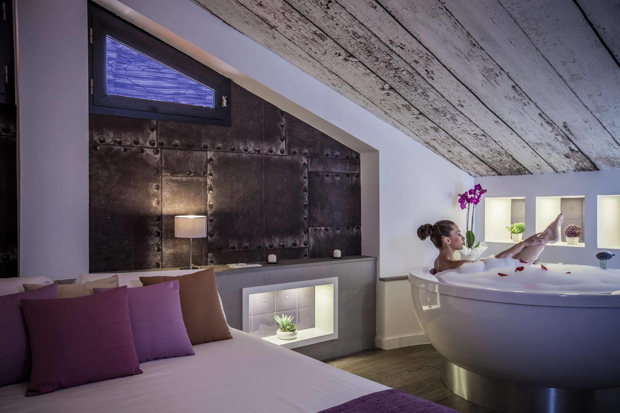 Emphasis Suites & Rooms Cagliari Bagian luar foto