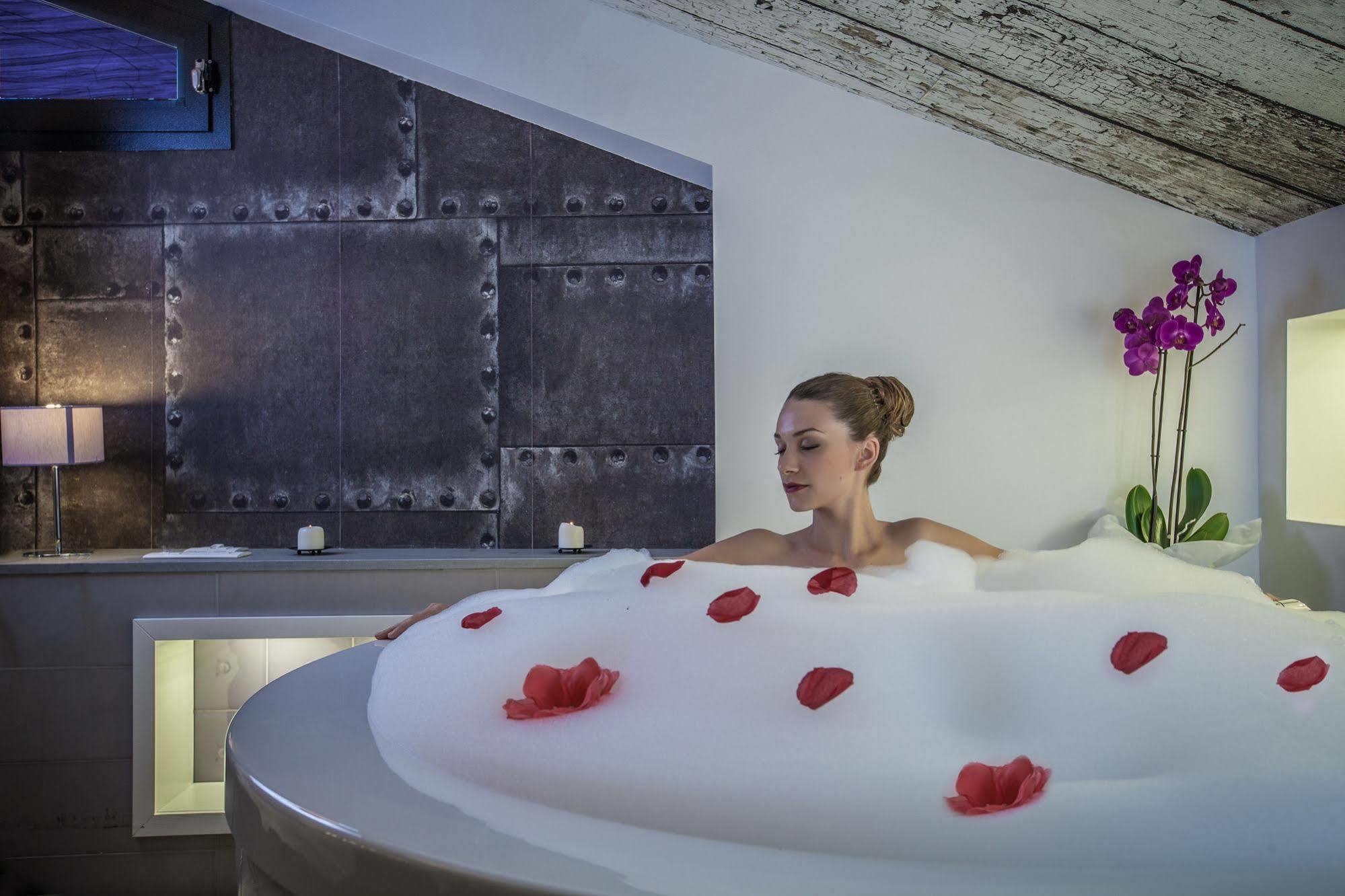 Emphasis Suites & Rooms Cagliari Bagian luar foto